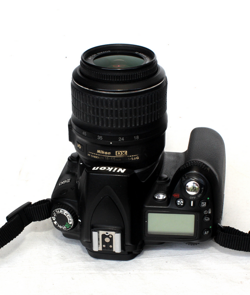 Nikon D90 18.5k + AF-S 18-55mm f/3.5-4.5 G